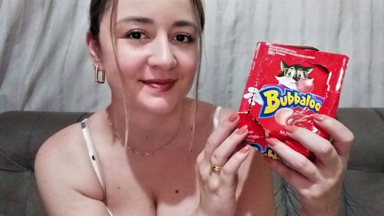 ASMR: MASCANDO CHICLETE BUBBALOO (SUSSURROS / SONS DE MASTIGAÇÃO)