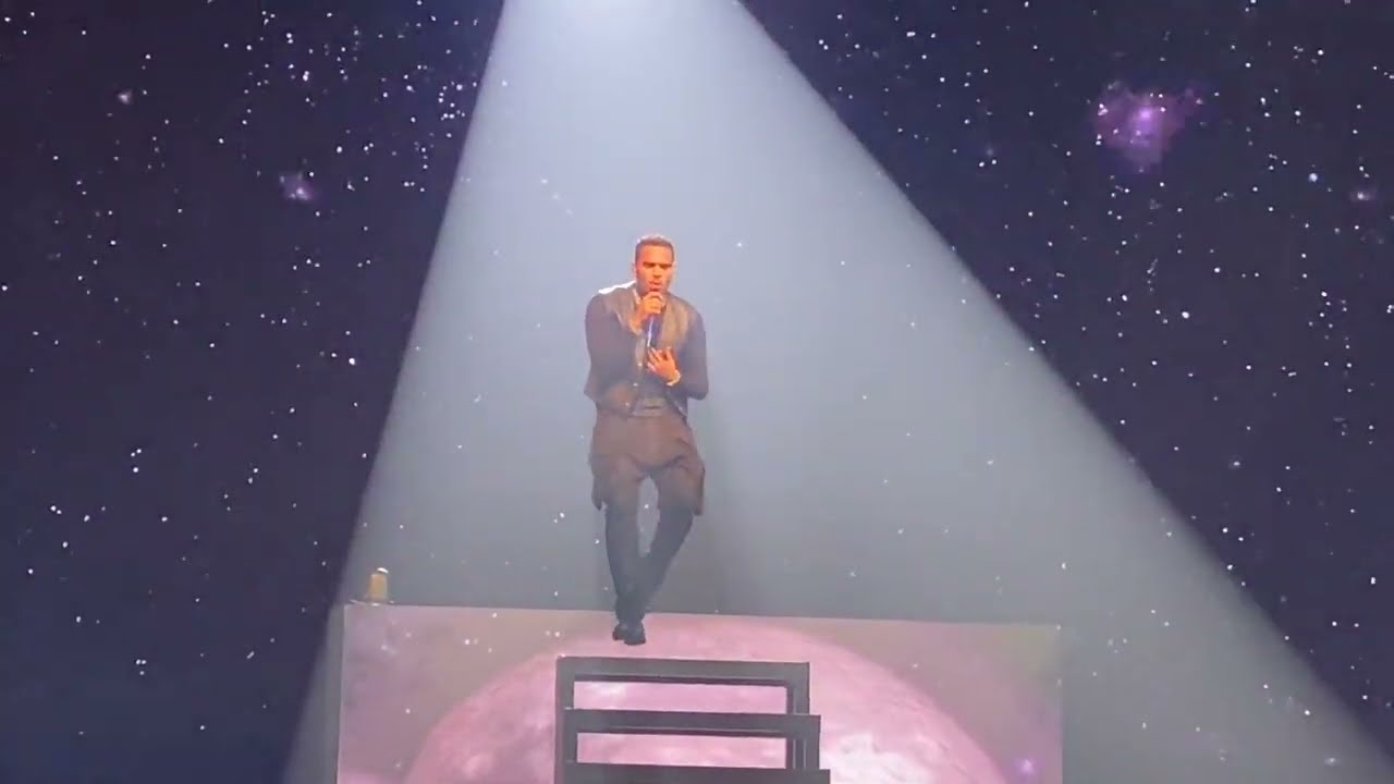 Chris Brown - Back to sleep Live @ Dubai