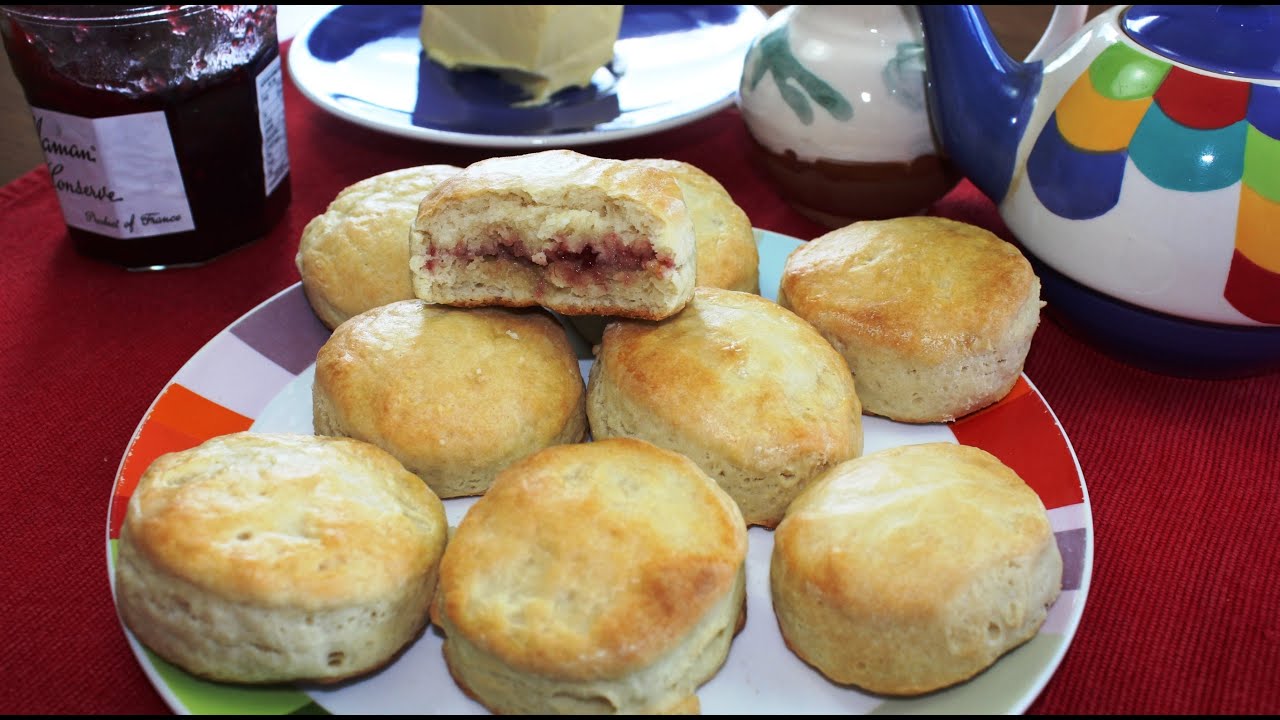 Смешать Муку и кефир и Булочки к чаю готовы. Любимые булочки англичан - СКОНЫ!  Просто и гениально!