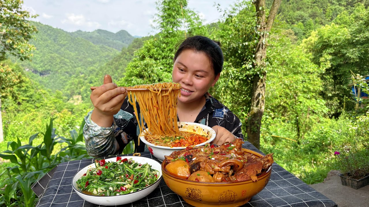 今天做个香辣猪脚米粉，配着新鲜小白菜吃过瘾 Today eat delicious pig's feet Rice noodles and cabbage