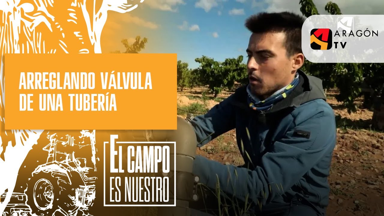 Arreglando la válvula de una tubería que se estropeo por el frío del invierno