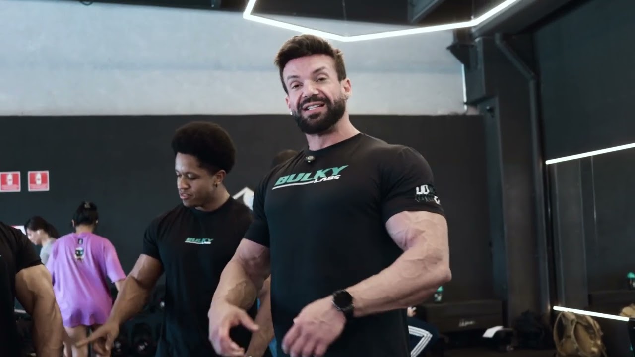 4 fisiculturistas vs 1 crossfiteiro
