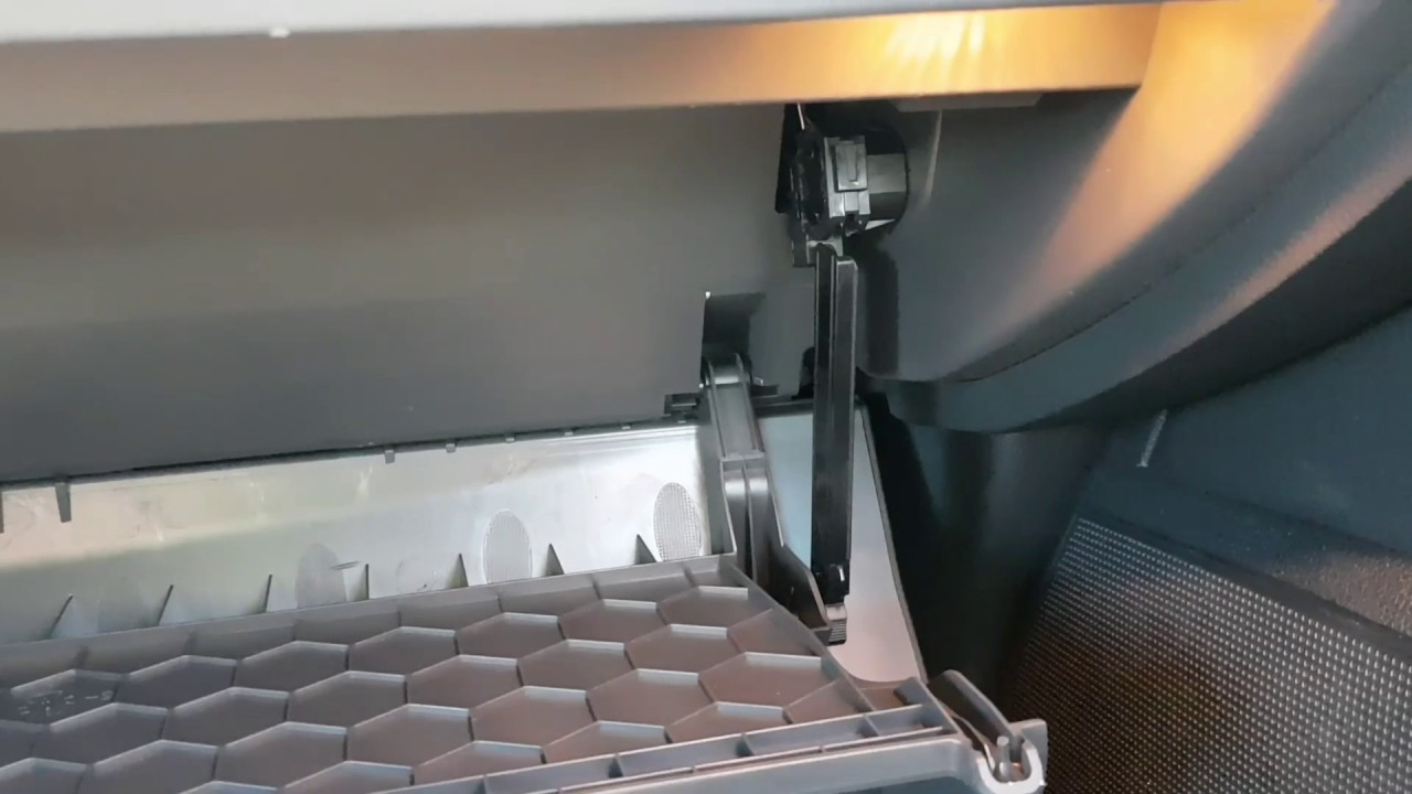 Change pollen filter on Skoda Superb MKIII (2016 - 2017 )