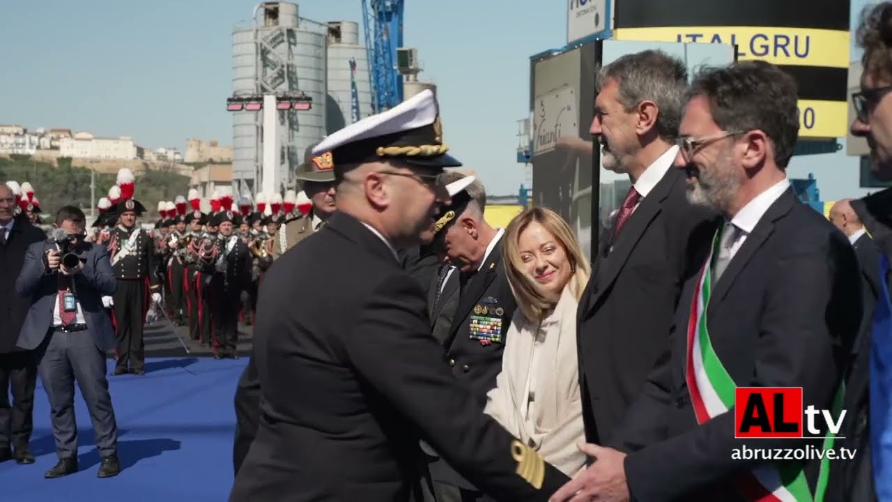 In migliaia ad Ortona per ammirare la nave Americo Vespucci