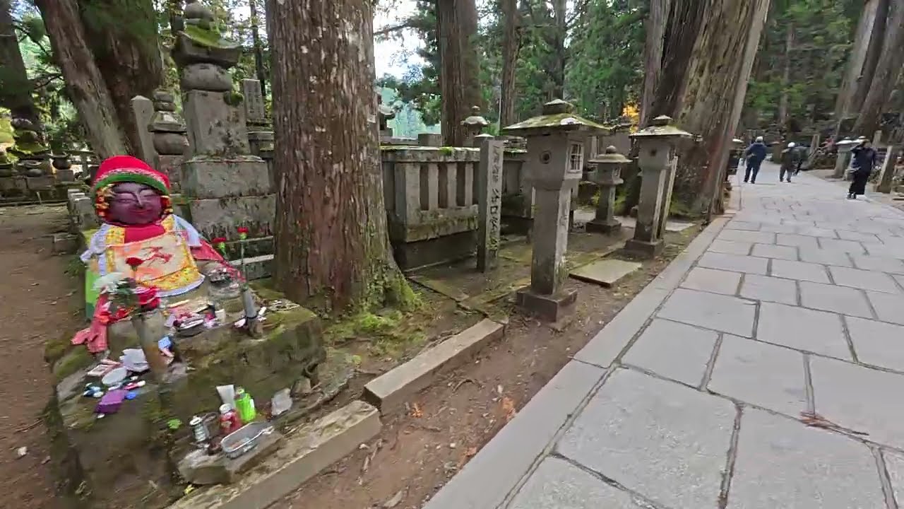 Paseo por el cementerio Okuno-in, en el monte Kōyasan, Japón