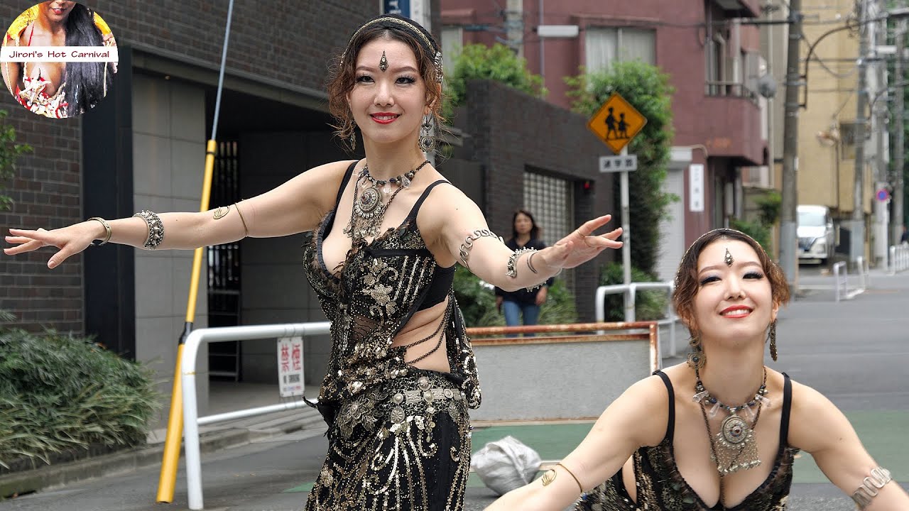 早大通りで踊るMichellさんチームの美〇美〇ベリーダンサー