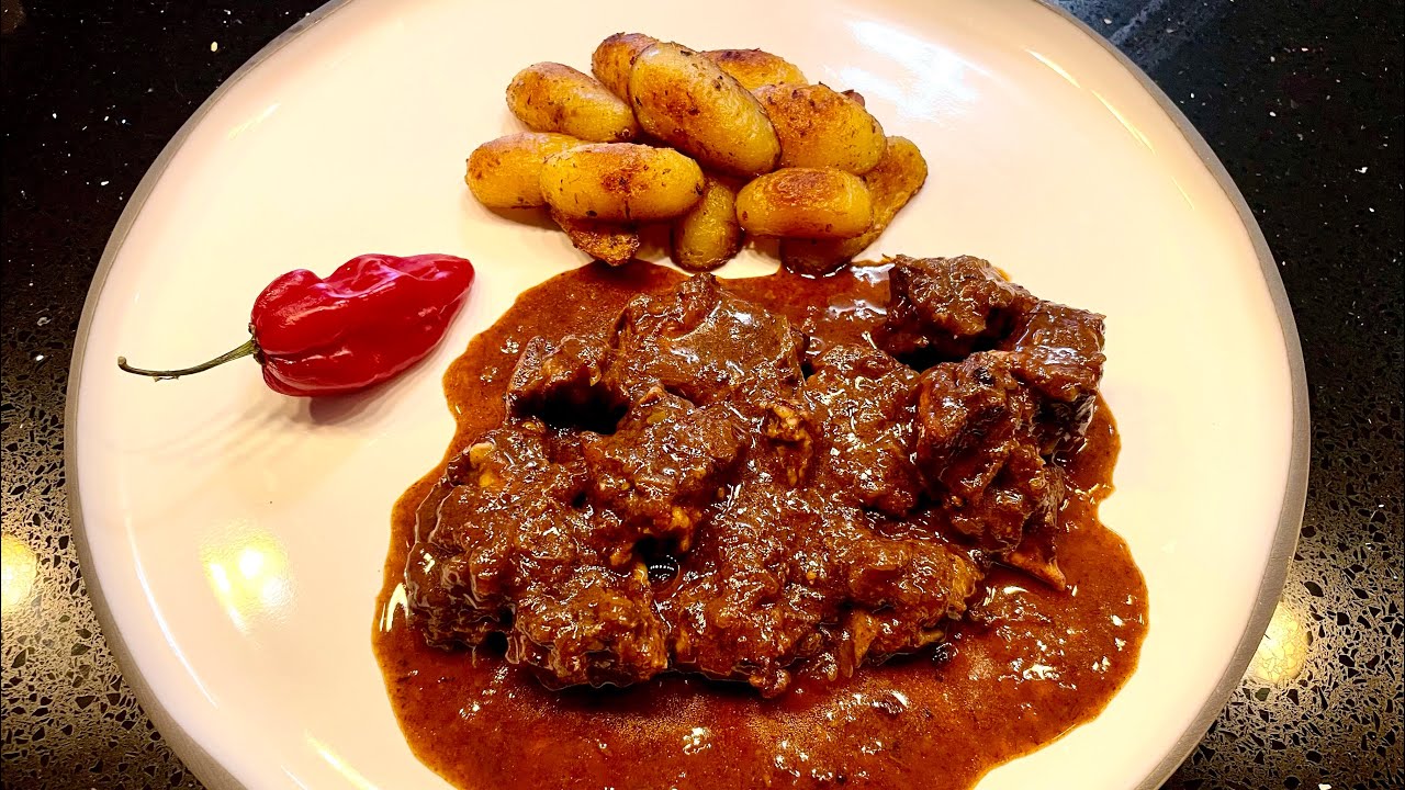 Ungarischer Gulasch in Eintopf.                   Goulash Hongrois en ragoût.