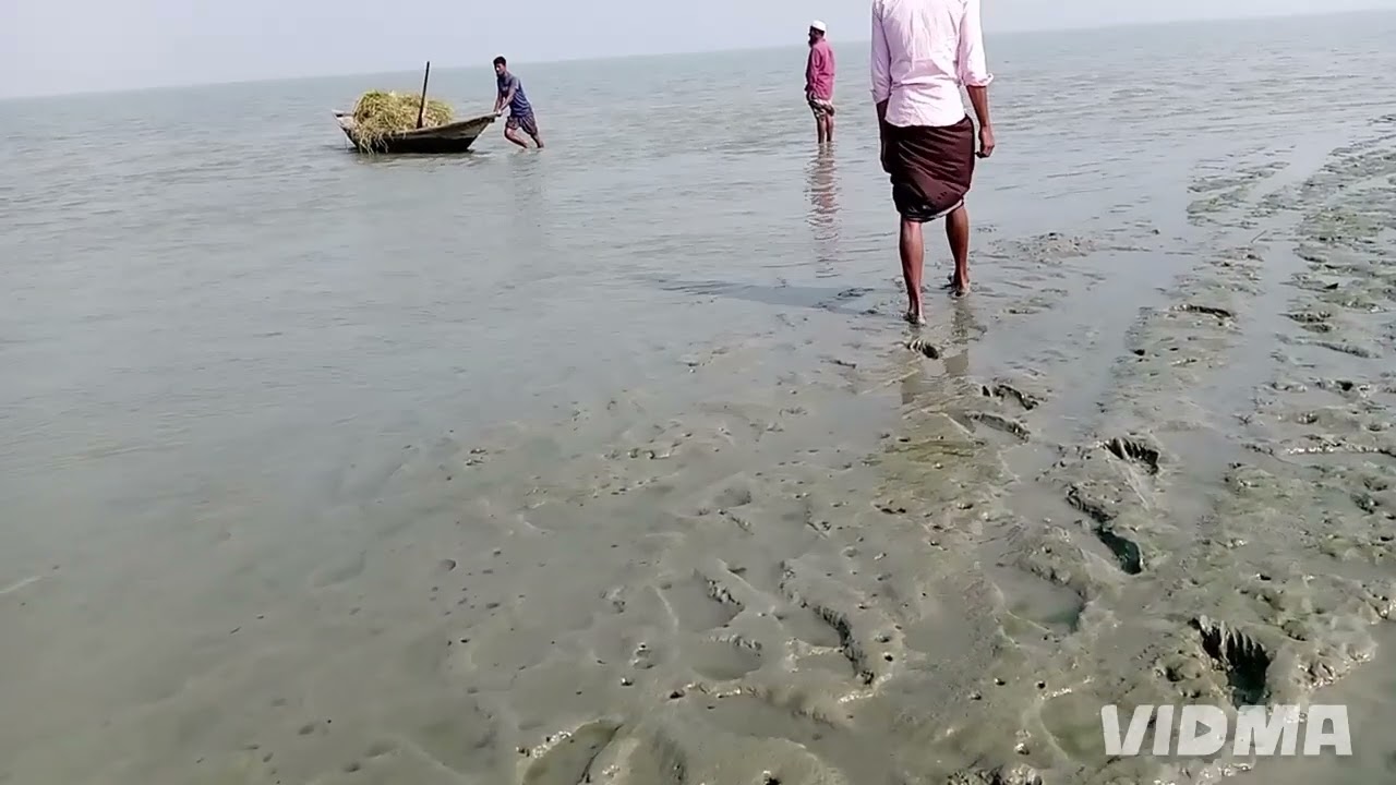 নৌকা দিয়ে মুনচির চর জাইতাছি  ❤️
