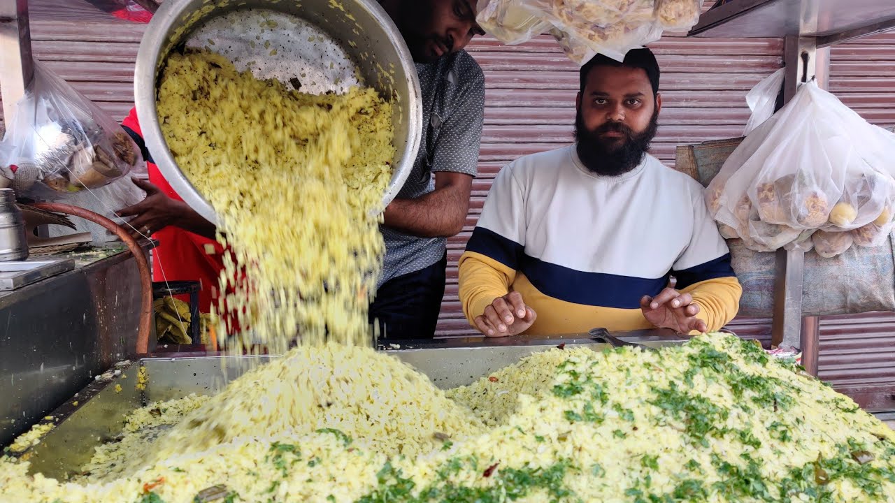 Goli ki speed se bechte he ye POHA || Panwadi ka famous Patte Wala Poha || No plastic used here