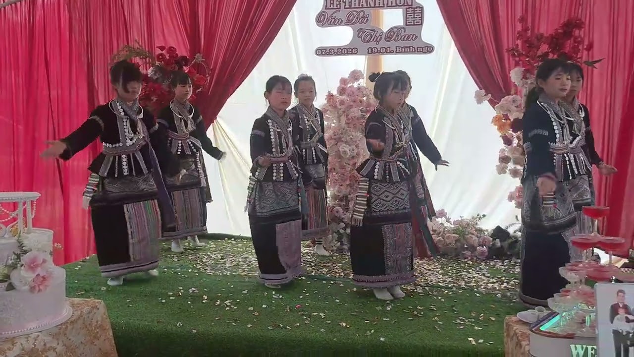VŨ ĐIỆU KIN LẢU MAU BO MI PHƠ PHƯA,NHÓM MÚA GIA ĐÌNH BIỂU DIỄN TẠI LTH VĂN ĐÔI&THỊ BAN.