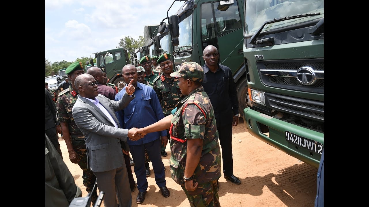 RAIS DKT. MAGUFULI AKAGUA MAGARI YA JESHI  YATAKAYOTUMIKA KUSAFIRISHA KOROSHO