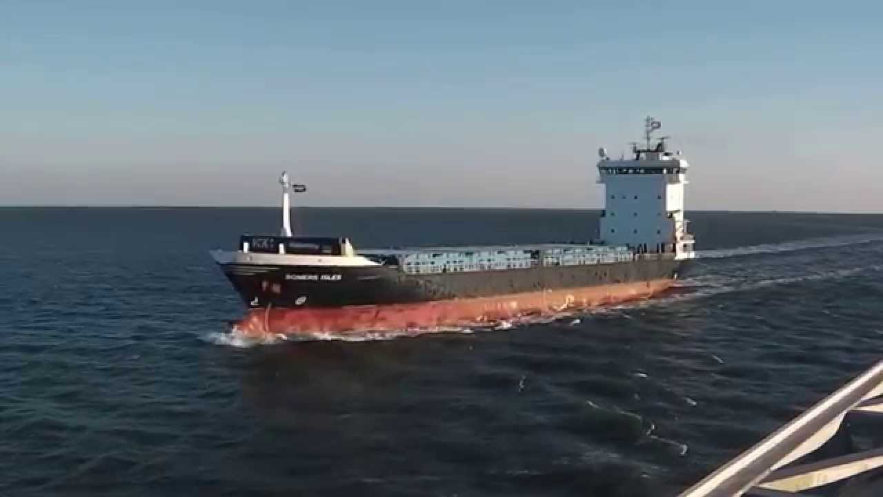 Containerschip op de waddenzee.