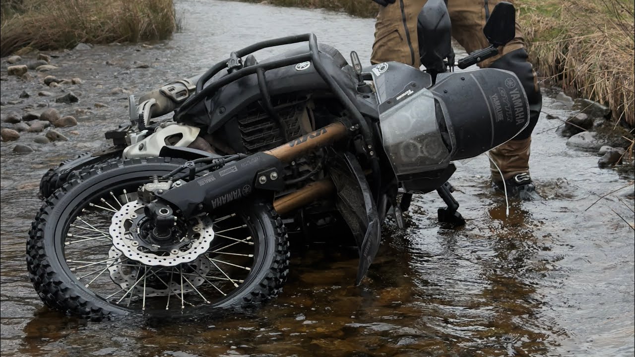 Zielone pasy w Yorkshire na rajdzie/raidie światowym Yamaha Tenere 700 #tenere700 #zielonepasy #offroad #rzeka 