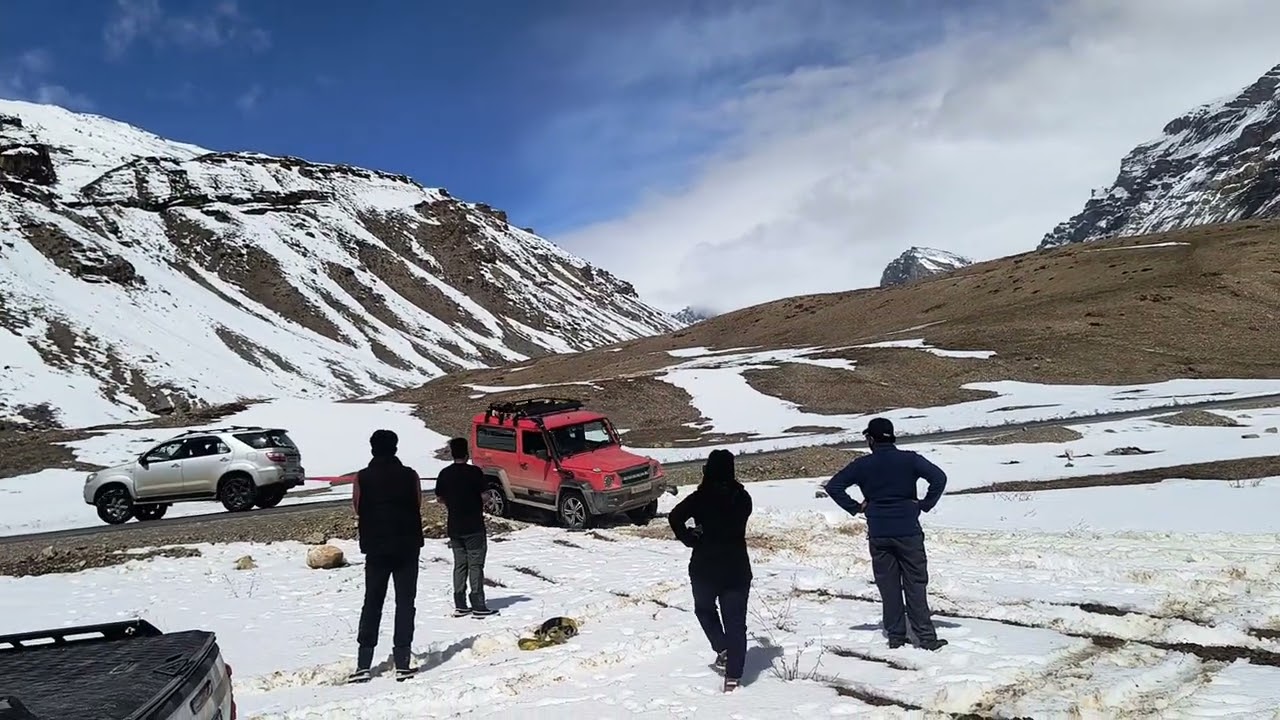 Gurkha 4x4x4 recovery by Toyota Fortuner type 1 from Snow #planetwayround 