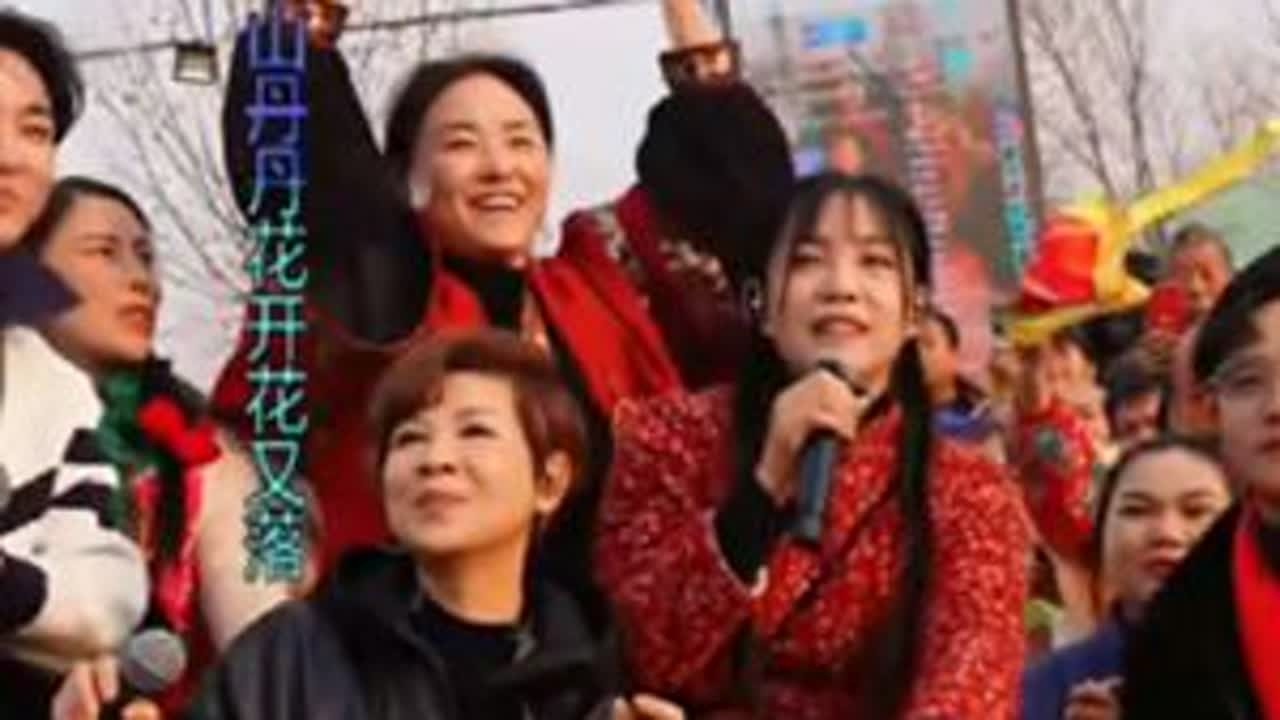 最接地气的杭天琪老师，坐着“东方红”牌“宝马”，与土妹合唱《信天游》。🎶接地气的演出，让人仿佛回到那个纯真的年代。#上热搜 #场面壮观 #@小土妹(不忘初心) 农村大舞台有才你就来！