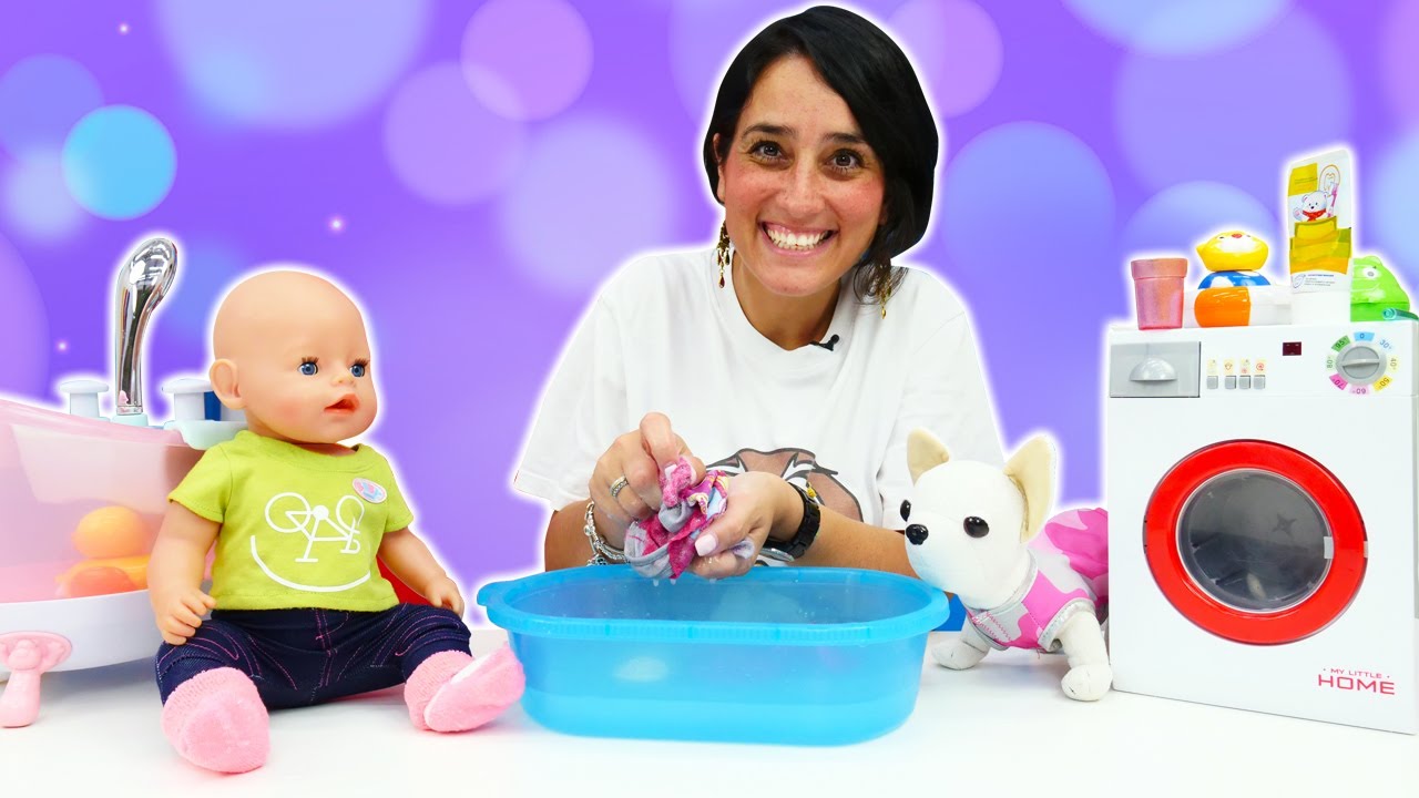 Giochi per bambini. La bambola Baby Born ha sporcato la maglietta. Come una mamma in italiano.