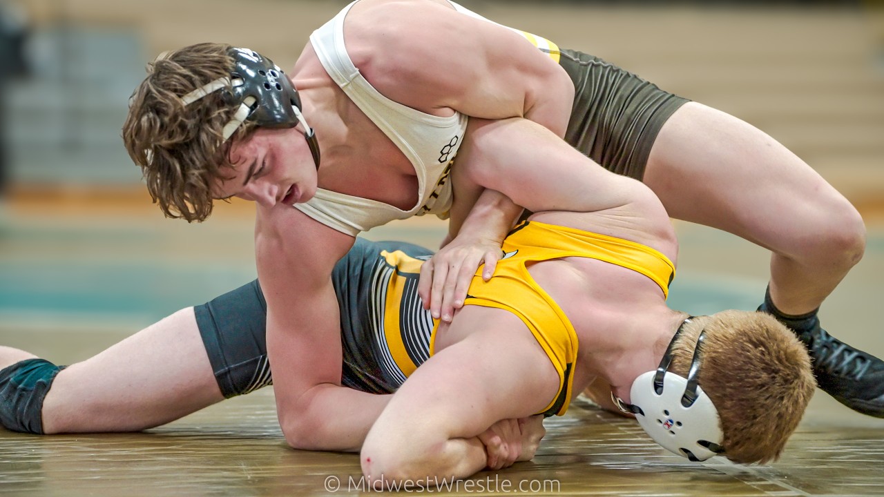 170 – Tanner Classen {G} of Chicago Heights Marian IL vs. Nico Roncheti {R} of Joliet Catholic IL