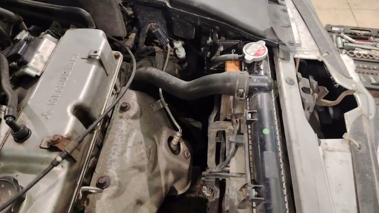 Mitsubishi lancer 9 замена радиатора отопителя. Часть 1 сливание антифриза, отключение патрубков.