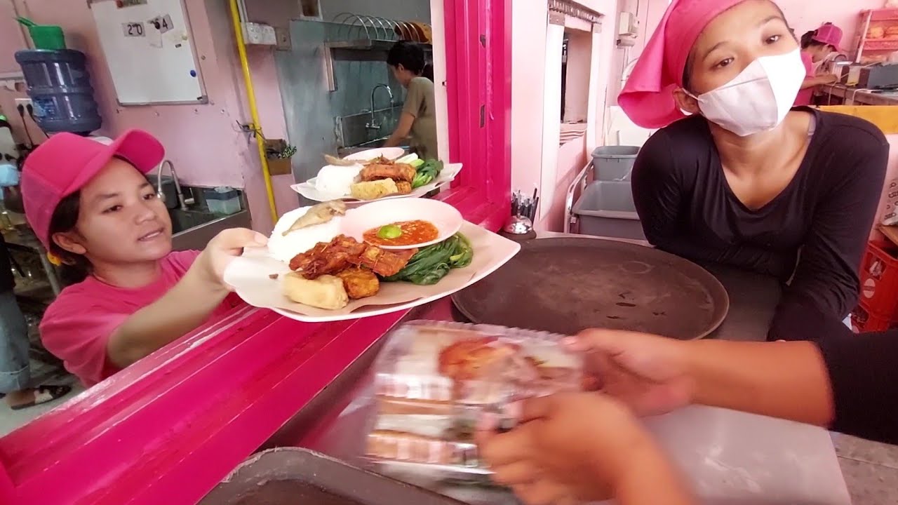 RELA ANTRI NUNGGU 1 JAM MAKAN NASI TEMPONG PINK DI BALI !! INDONESIAN STREET FOOD