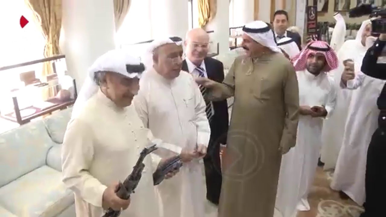 النائبان نبيل الفضل وعبدالحميد دشتي يسلمان سلاحمها الى فرقة وزارة الداخلية لجمع السلاح في مجلس الأمة