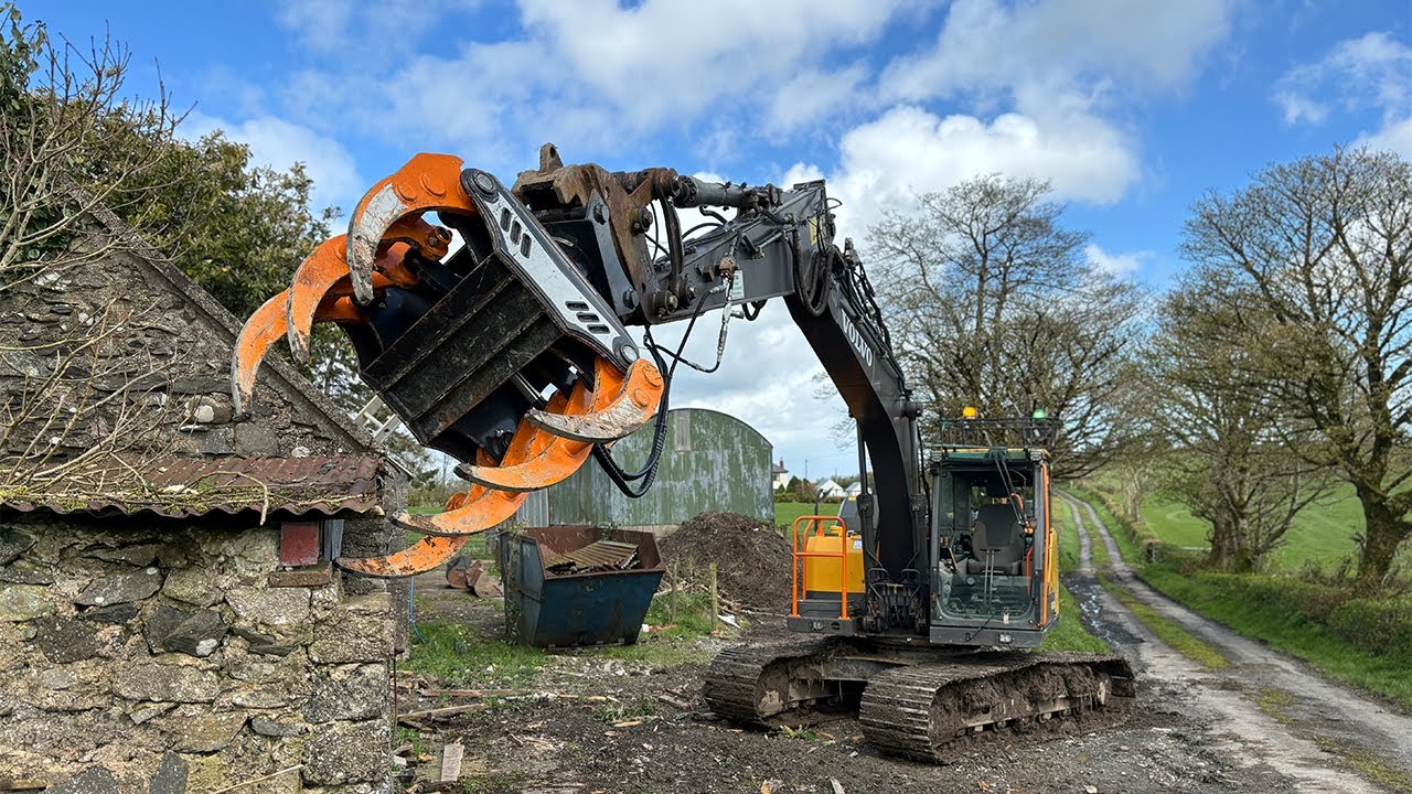 Wood Chipping & Roof Removal with Excavator Grapple | MDE Machinery