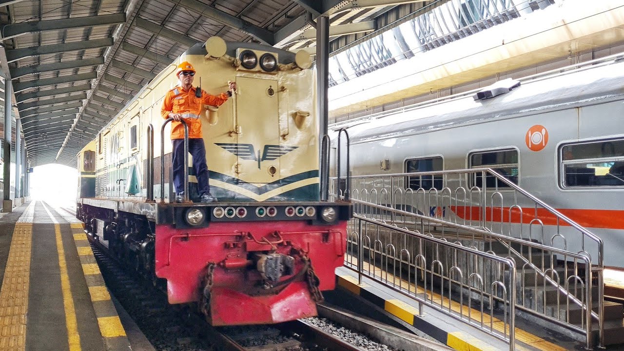 MENIKMATI PERJALANAN KERETA MENUJU SALAH SATU STASIUN TUA MENGGUNAKAN LOKOMOTIF LAWAS.