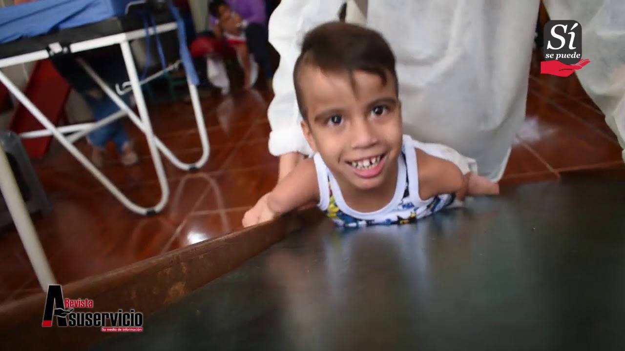 Niño sin brazos ni piernas es ejemplo de superación personal