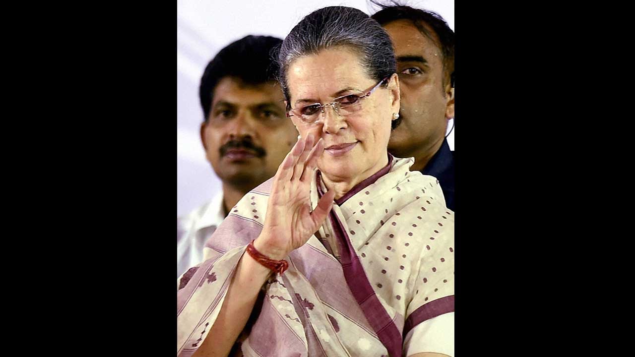 Sonia Gandhi's image of washing utensils goes viral on WhatsApp, triggers clashes | Oneindia News