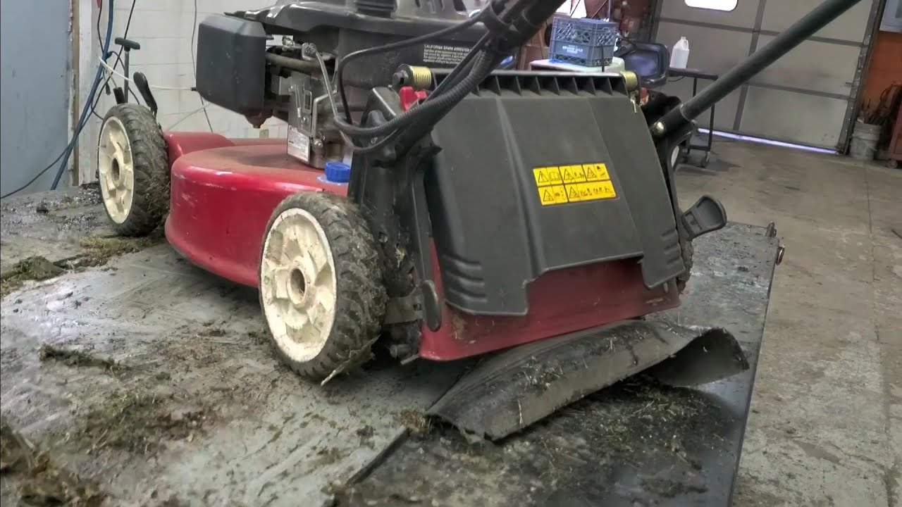 Из-за скрежета ресайклер Toro не может двигаться самостоятельно. Простое решение