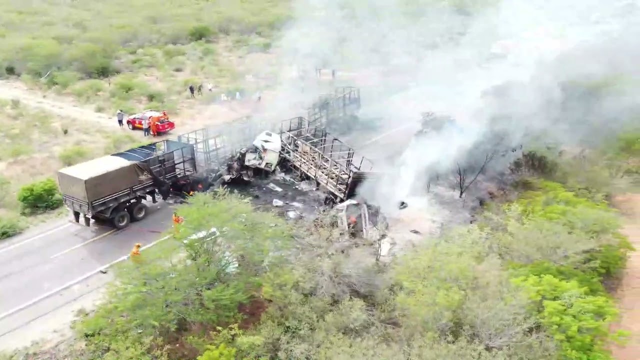 Acidente entre Carretas Bloqueiam Trânsito na BR-316 em Petrolândia-PE