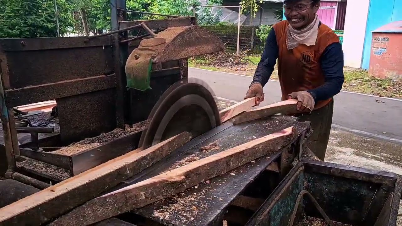 Mengiris kayu mahoni‼️ gergaji bundar sérkel keliling