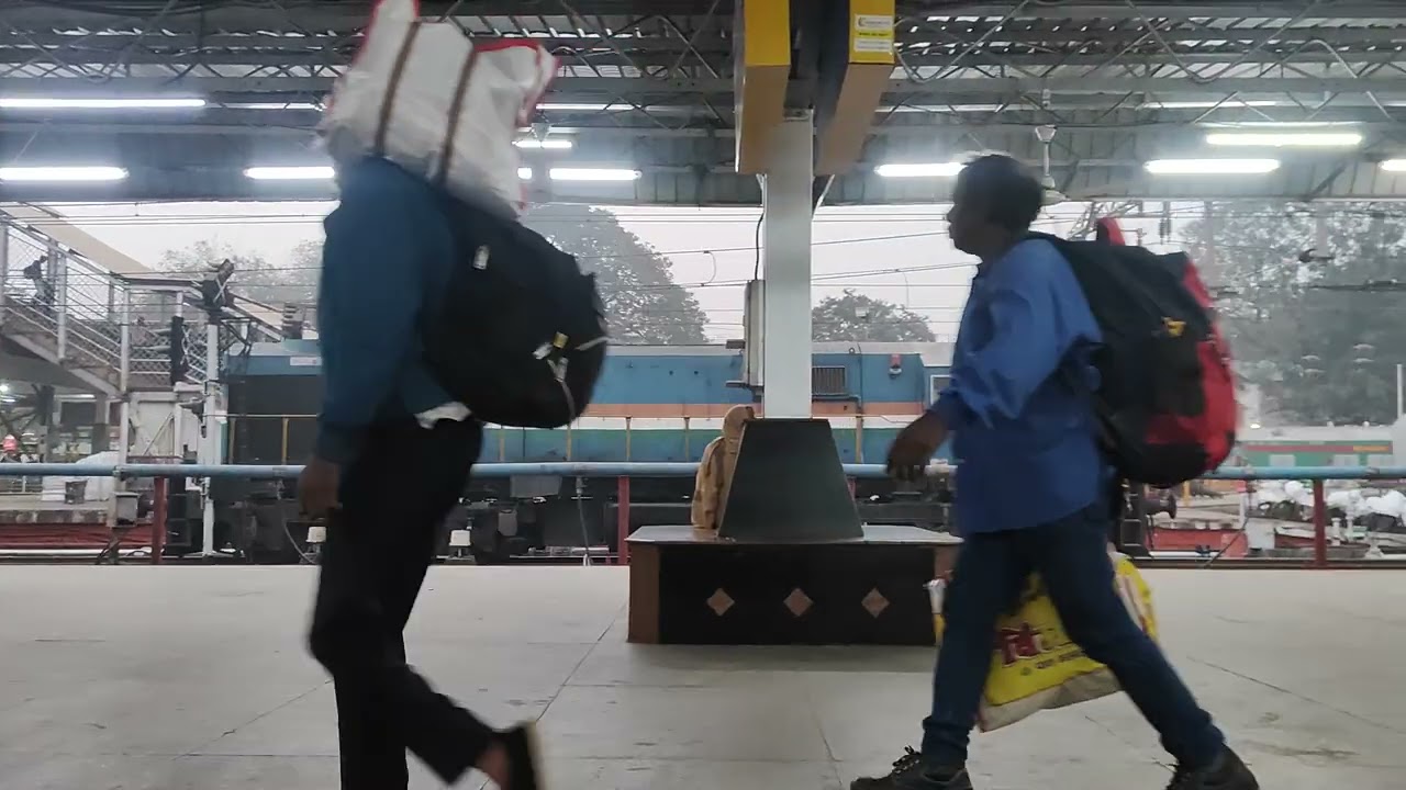Early morning Pune Railway Station Train Announcements: Duranto, Deccan Queen, Ahmedabad Express
