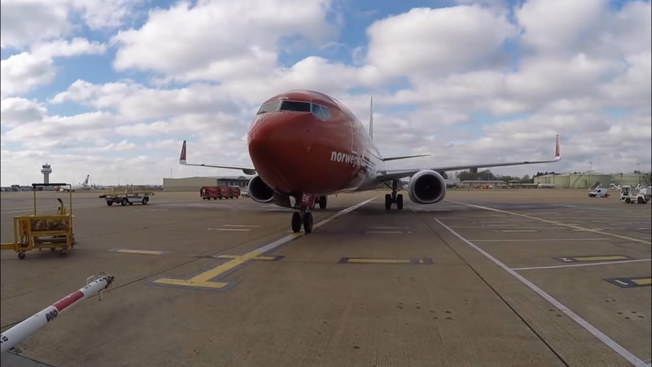 Ramp agent POV Boeing 737 stand arrival