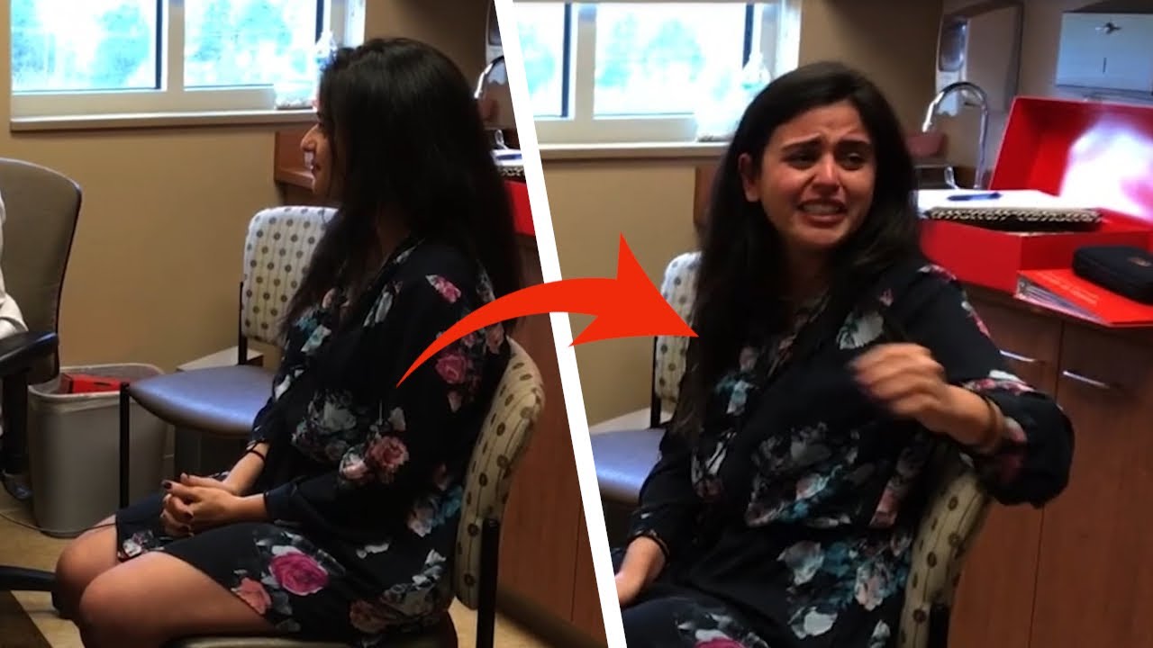 La médico le enciende el implante auditivo por 1ª vez. La chica casi se cae de la silla