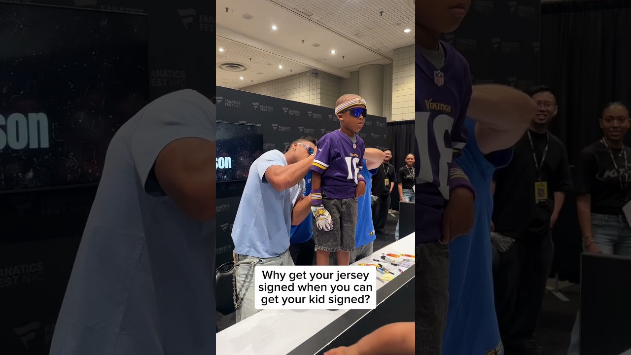 JJ made sure the youngest member of the session left signed. Only at Fanatics Fest