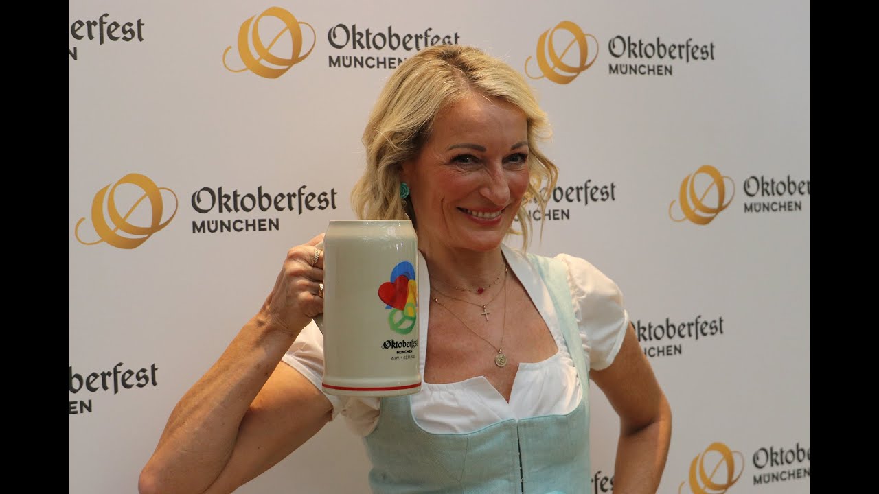 Präsentation des Wiesn-Maßkrugs 2023 im Armbrustschützenzelt - Krugrede von Monika Gruber