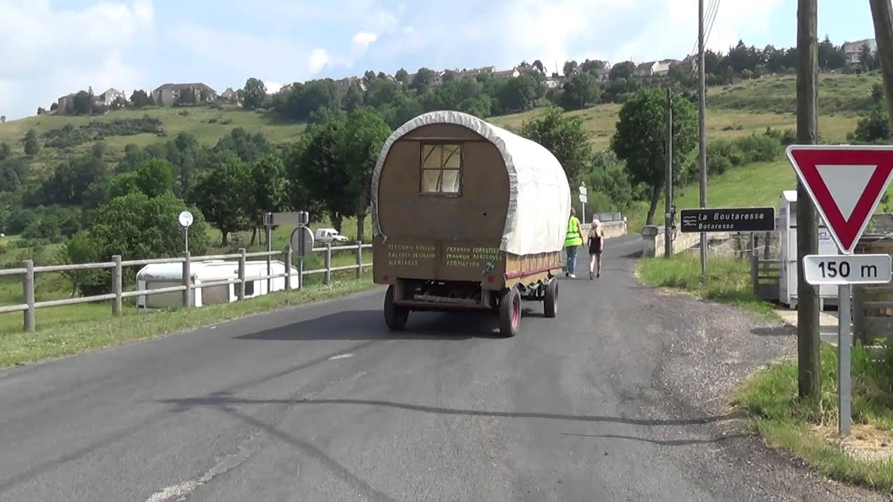 La petite roulotte dans la prairie, au camping de Châteauneuf