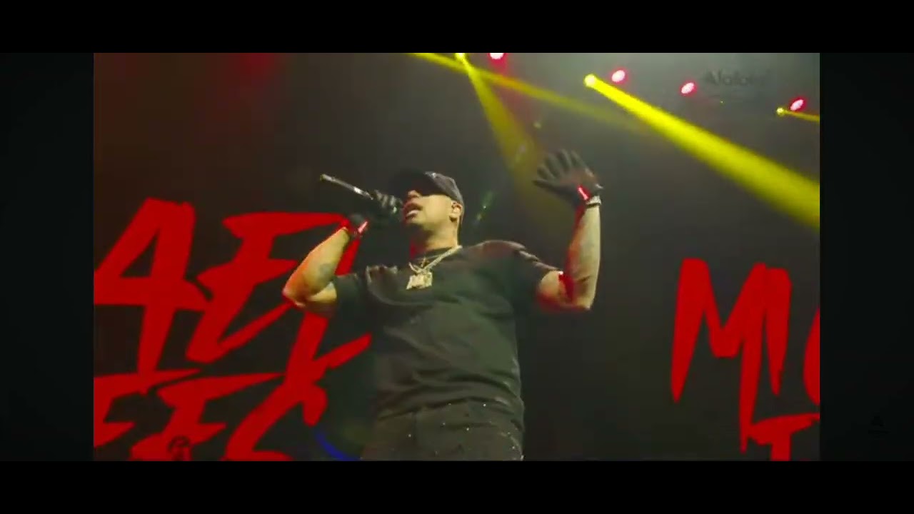 Michael flores el gorrokotero cantando Alofoke Agganis Arena 