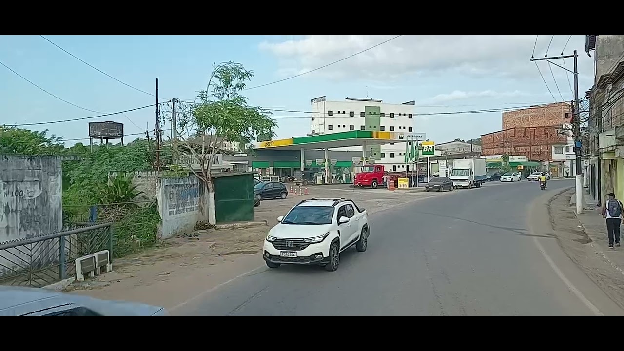 Cidade de Santo Amaro, Bahia tem que passar dentro da cidade Ruas apertadas