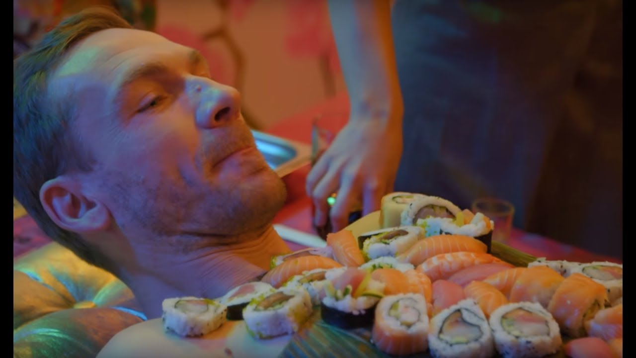 Przemek, jako body sushi, czuł się dosyć dziwnie w nowej roli [Kossakowski. Inicjacja]