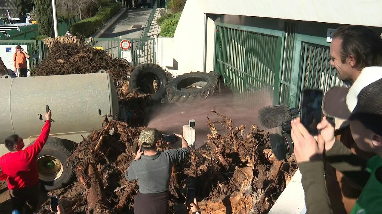 Des agriculteurs déversent du lisier devant la préfecture du Var | AFP Images