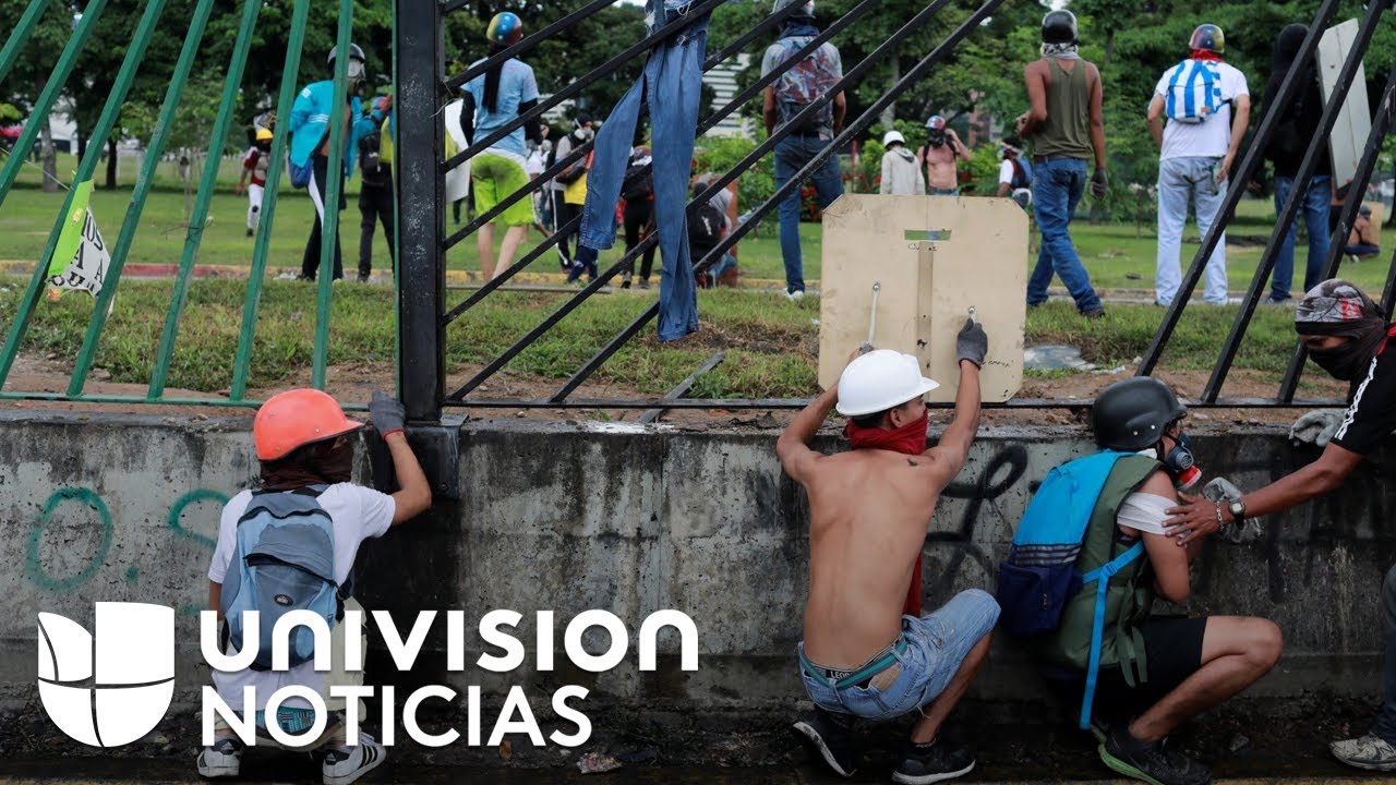 Opositores tumban rejas de base aérea militar en protesta por muerte de joven venezolano