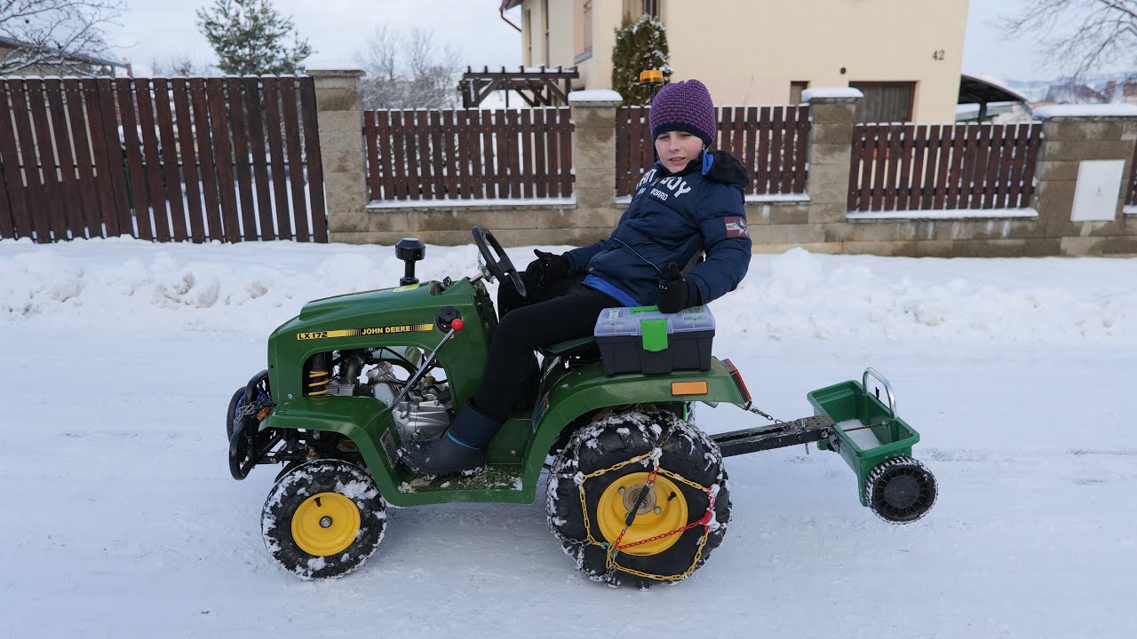 John Deere 21.1.2023  zimná údržba ulice