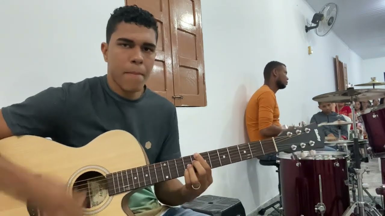 GROOVE NO HINO 212 TOCANDO NA IGREJA
