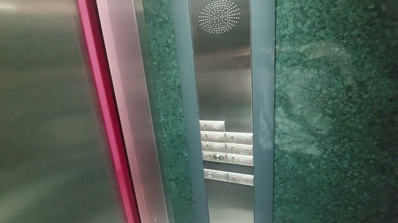 Orona lift in a building Portada Park, 14