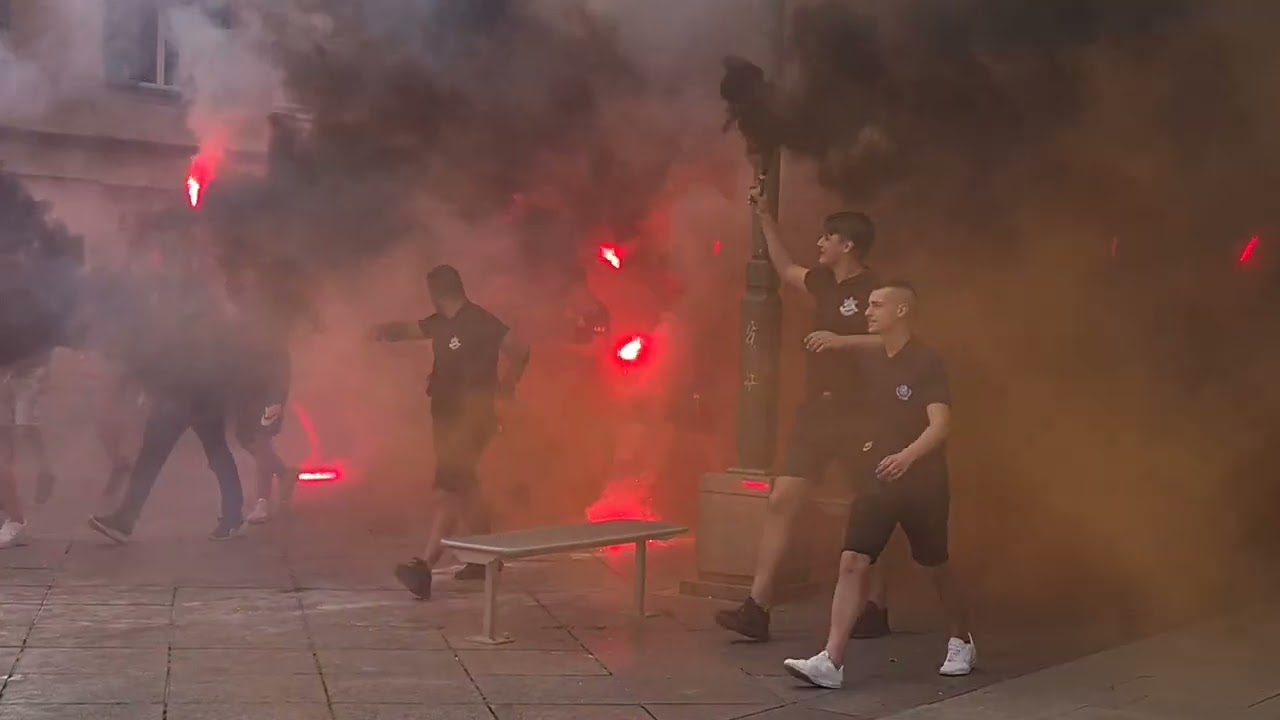 RATNA ZONA U RIJECI: Maturanti Pomorske škole Bakar 'zapalili' Korzo