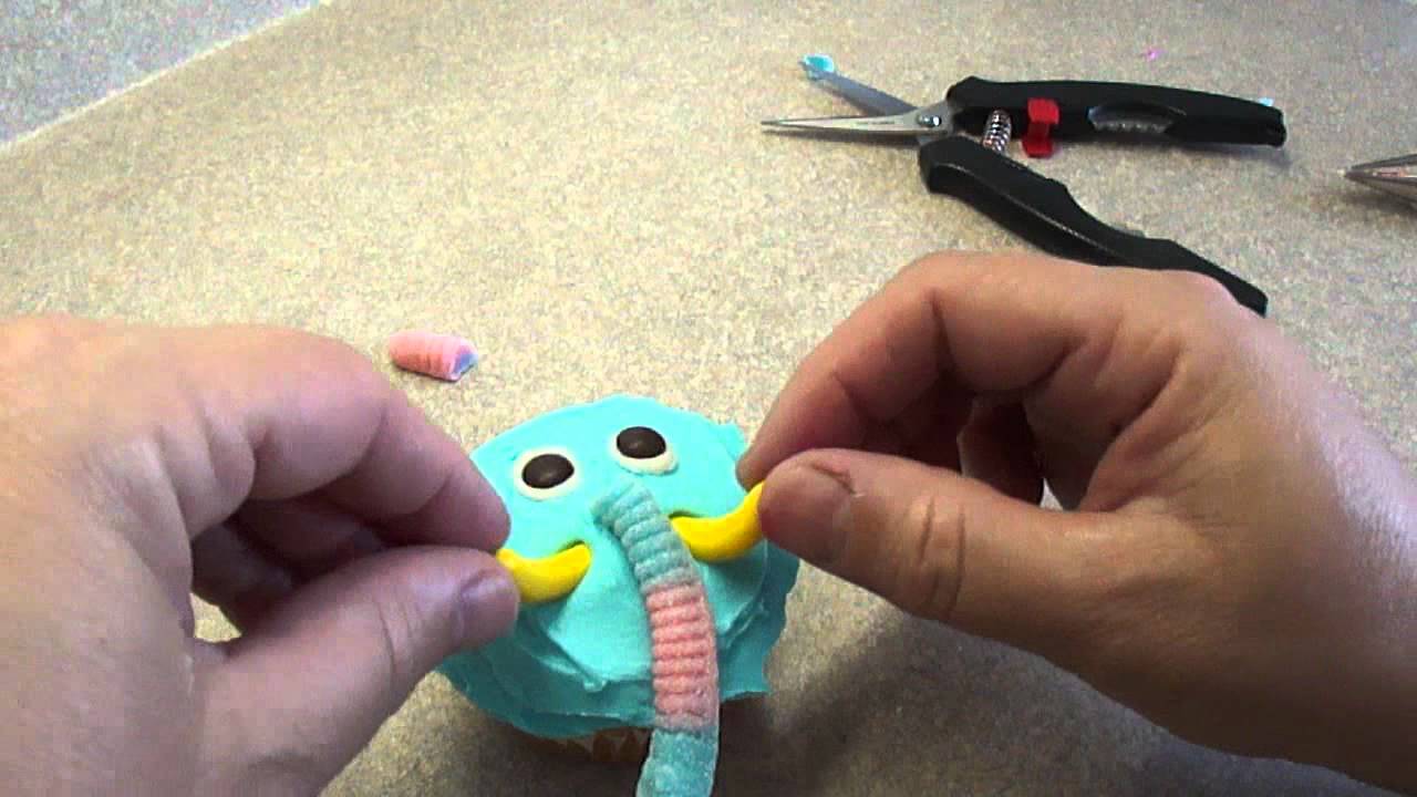 Decorating cupcakes #68: Colourful Elephant