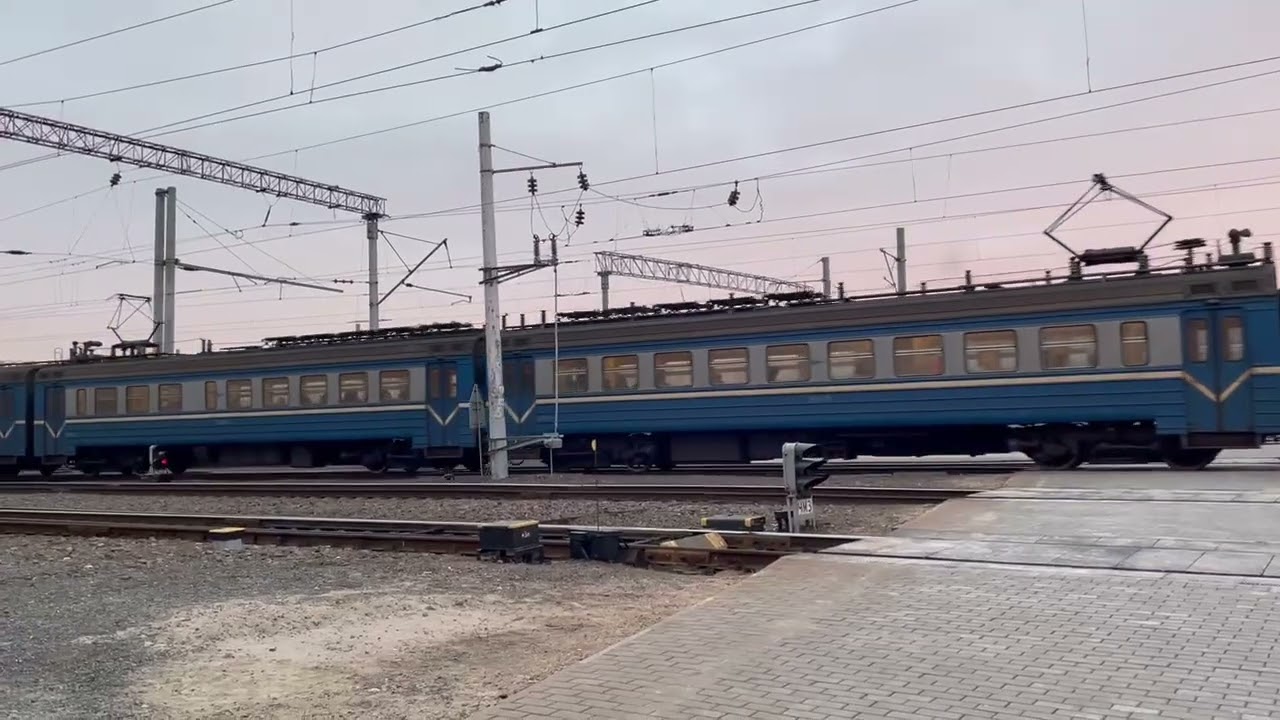 ЭР9Т-693 прибывает на станцию Минск-Пассажирский 
