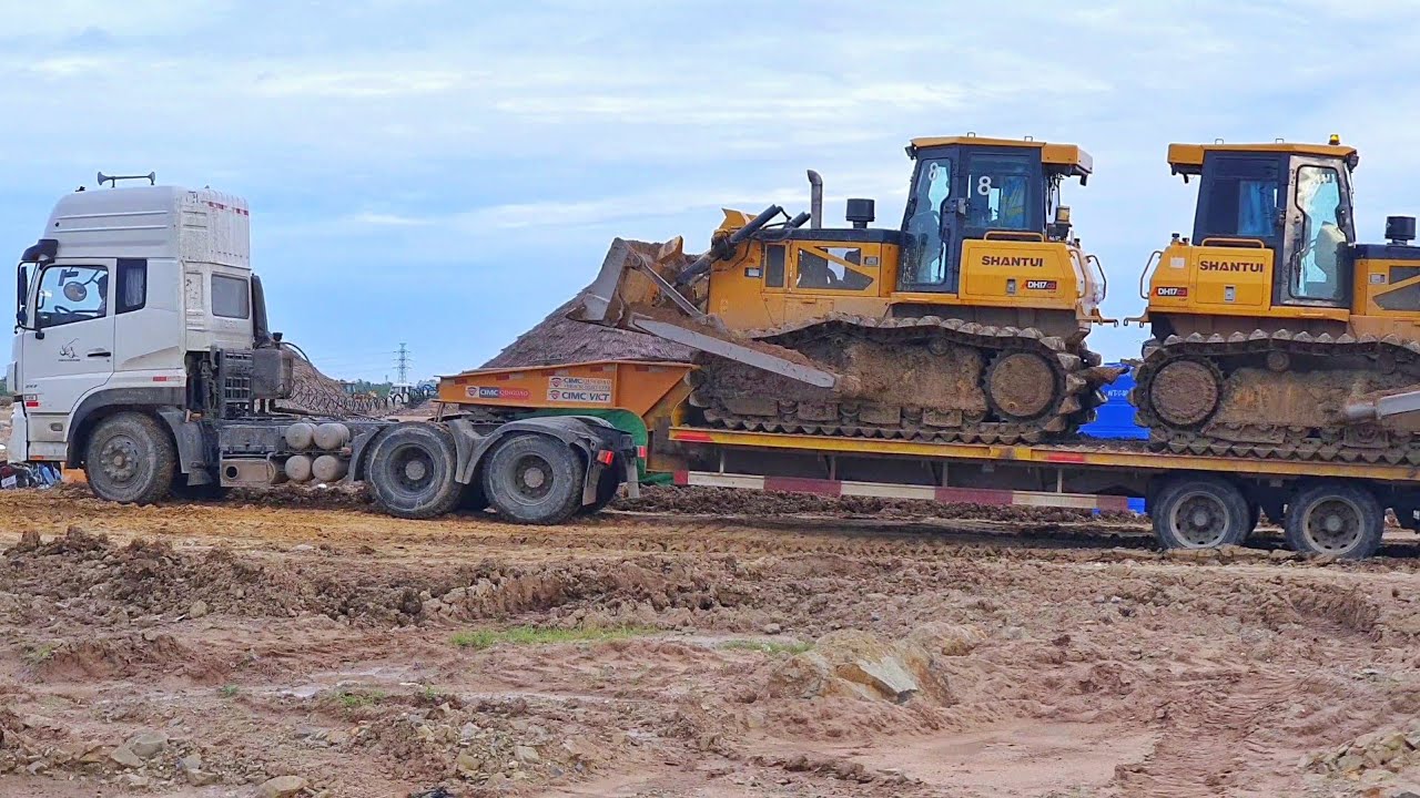Mighty Strongly Bulldozer Operator expert skill smooth Pushing Sand, Dump Trucks unloading sand