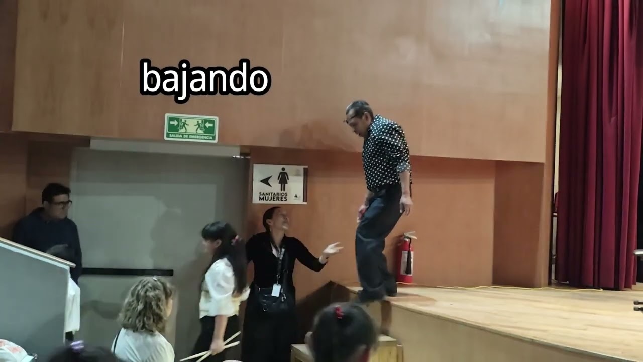 Yo tocando la batería y cantando 